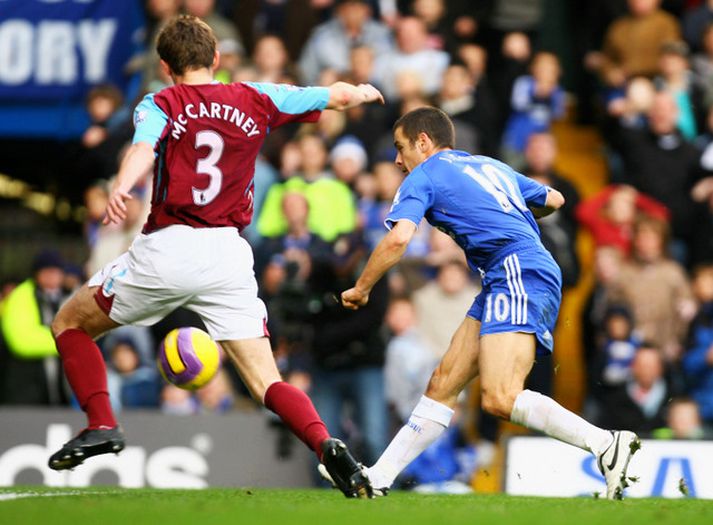 Joe Cole skorar sigurmark Chelsea í dag.