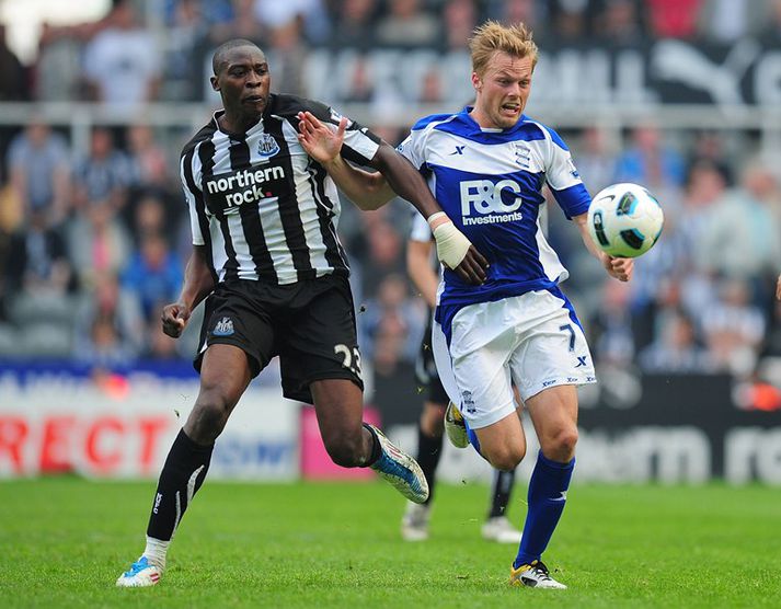 Larsson í baráttu við Shola Ameobi á síðustu leiktíð