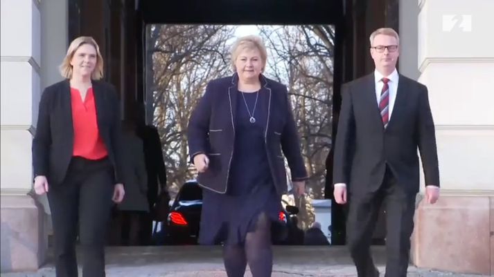 Sylvi Listhaug, Erna Solberg og Terje Søviknes, sem tók við ráðherraembætti aldraðra og lýðheilsu af Sylvi, ganga úr konungshöllinni í Osló eftir ráðherraskiptin.