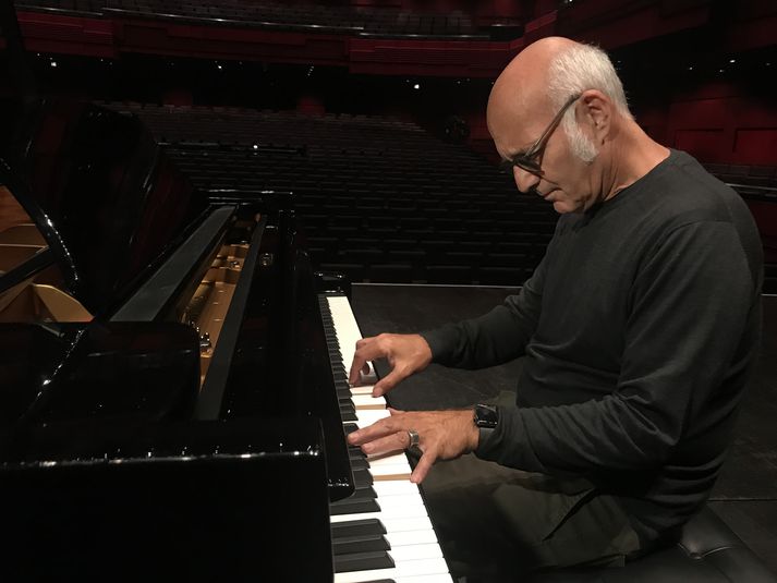Ludovico Einaudi við flygilinn í Eldborgarsalnum í dag