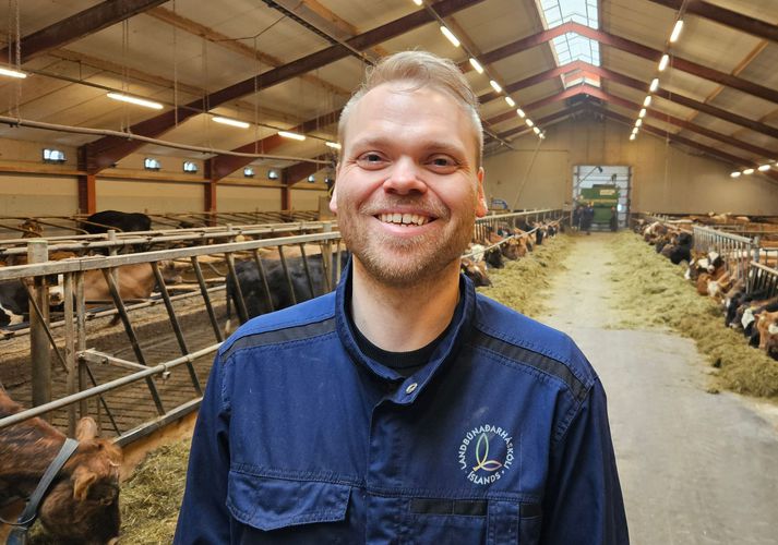Jóhannes Kristjánsson, kennari við Landbúnaðarháskólann á Hvanneyri, sem stýrir tilrauninni í fjósinu með metanlosunina.