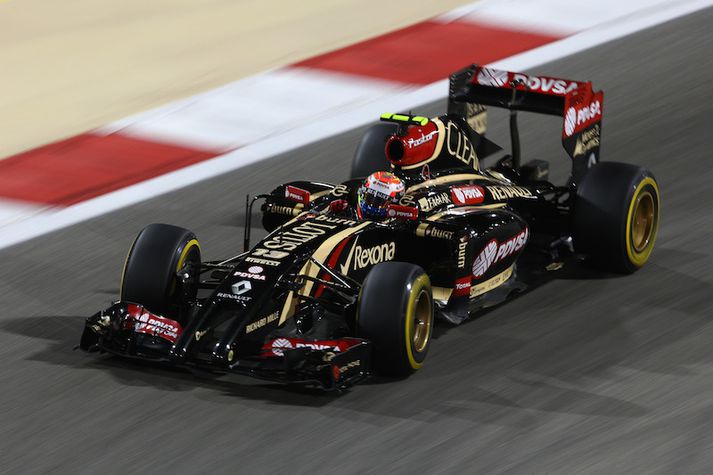Pastor Maldonado ekur E22 um brautina í Bahrain.