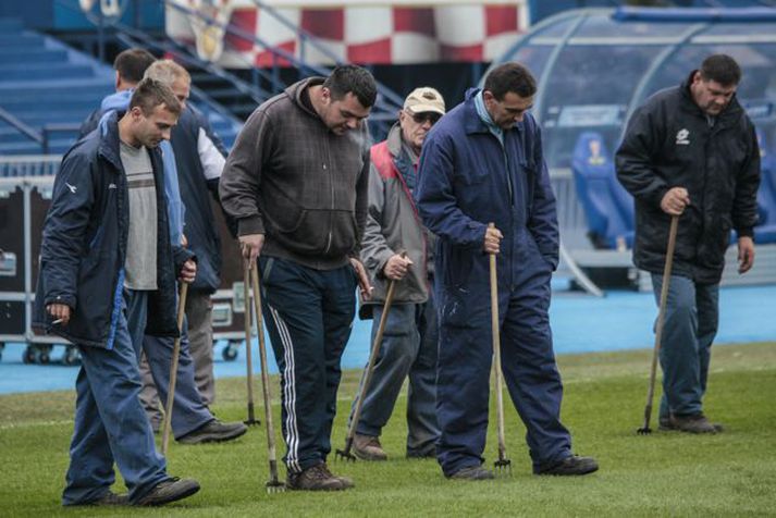 Vallarstarfsmenn á Maksimir-leikvanginum í dag.