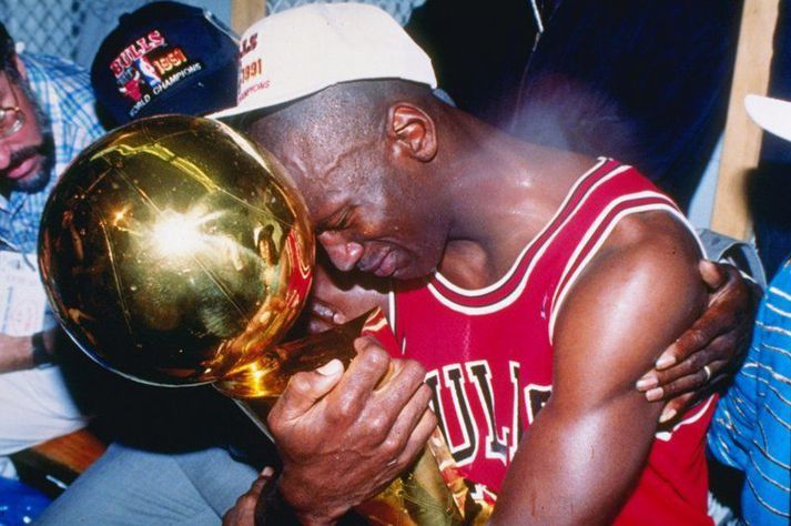 Michael Jordan var stæsta íþróttastjarna heims á hápunkti sínum með liði Chicago Bulls á tíunda áratugnum en hann vann sex meistaratitla með liðinu frá 1991 til 1998.