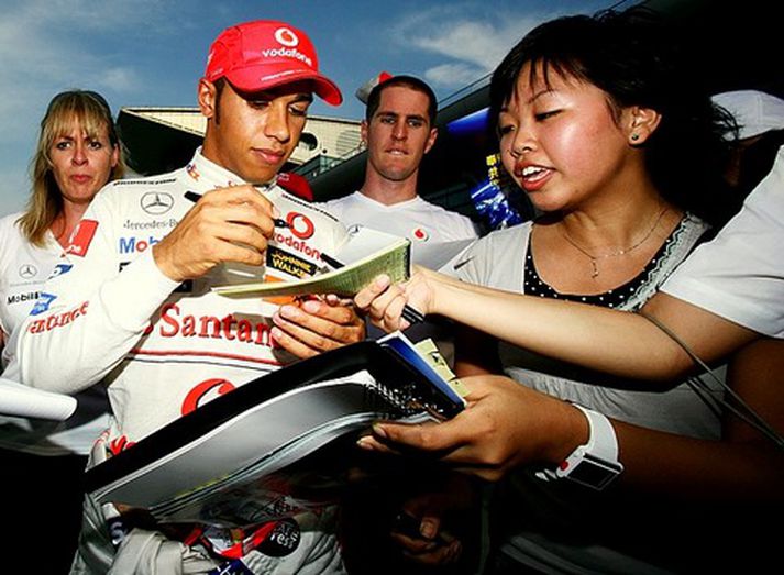 Lewis Hamilton gefur aðdáendum eiginhandaáritun í Kína í nótt.