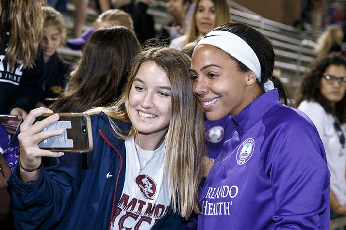 Sydney Leroux til hægri myndar sig með aðdáenda.