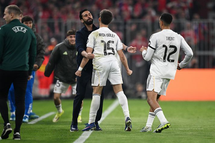 Álvaro Arbeloa fagnar frábæru marki Arda Gueler í kvöld.