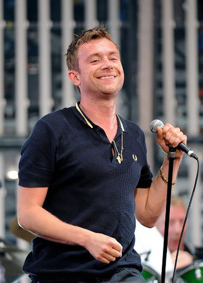 Dýr smókur. Damon Albarn gæti þurft að borga hálfa milljón í sekt fyrir að reykja á skemmtistað í Portsmouth.
Nordicphotos/Getty