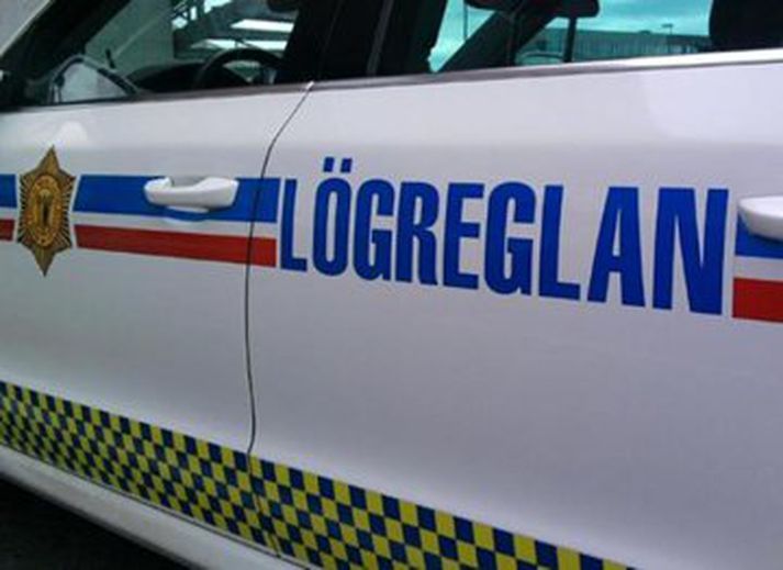 Vitað er til þess að lögreglan á Selfossi hafi stöðvað bíla á tveimur stöðum í þeim tilgangi að leita mannsins.