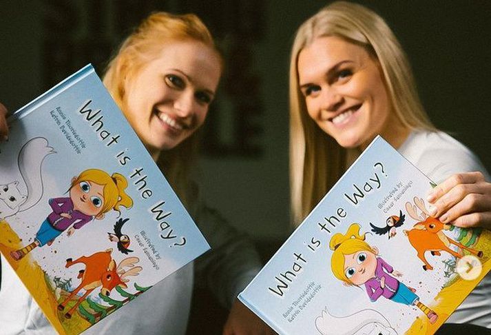 Anníe Mist Þórisdóttir og Katrín Tanja Davíðsdóttir sýna barnabókina sína.
