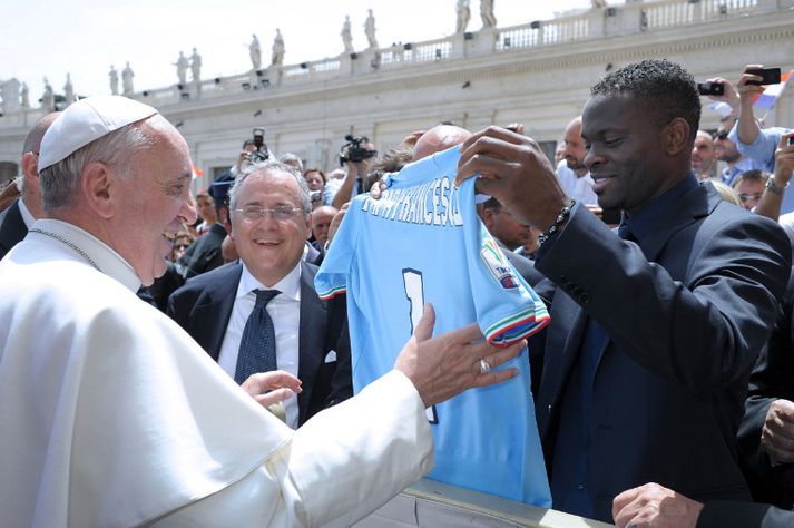 Louis Saha afhendir páfanum treyju Lazio.