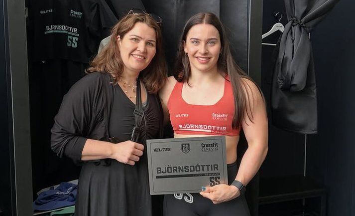 Bergrós Björnsdóttir er búin að skrá sig inn og er tilbúin í slaginn. Hér er hún með móður sinni Berglindi Hafsteinsdóttur.