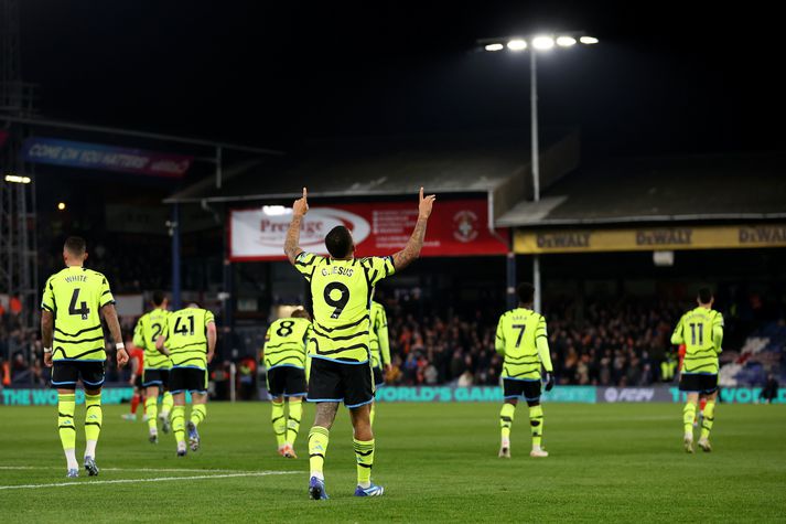 Gabriel Jesus fagnar marki gegn Luton.
