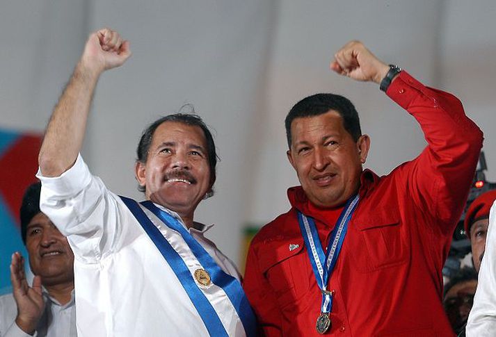Vinirnir Ortega og Chavez „Hjarta mitt er yfirfullt af gleði,“ sagði Hugo Chavez þegar hann fylgdist með embættistöku Daniels Ortega í Níkaragva.