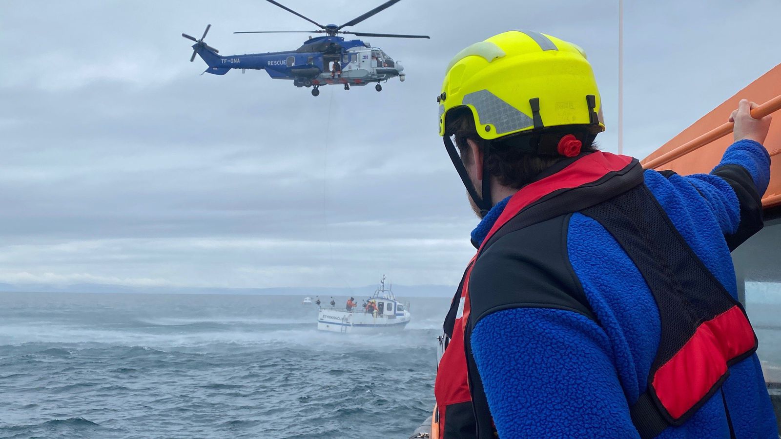 Draga afl­vana bát til hafnar nær Önd­verðar­nesi