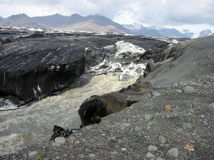 Vatnsrennsli er orðið eðlilegt og þar með raforkuframleiðslan einnig.