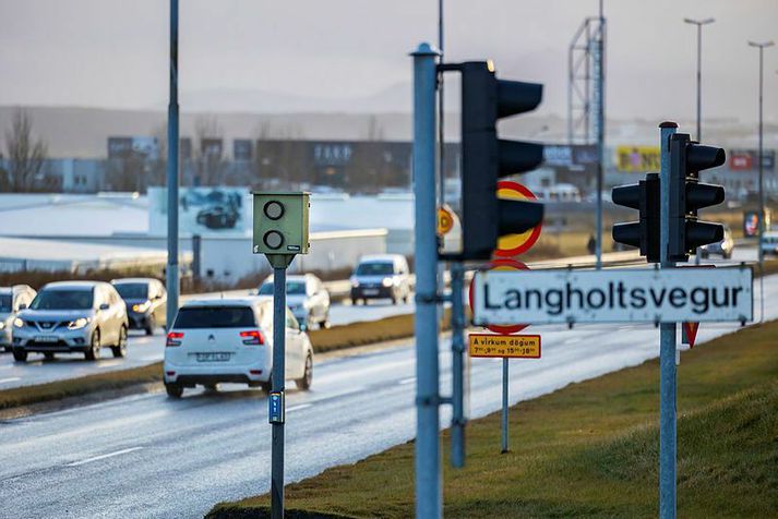 Reikna má með spurningu um hámarkshraða á bílprófinu. Hraðamyndavélar á borð við þessa alræmdu á Sæbraut eru til þess fallnar að halda aftur af hraðakstri í umferðinni.