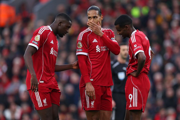 Virgil van Dijk ræðir við þá Ibrahima Konate og Alexander Isak en vildi greinilega að enginn læsi varir hans.