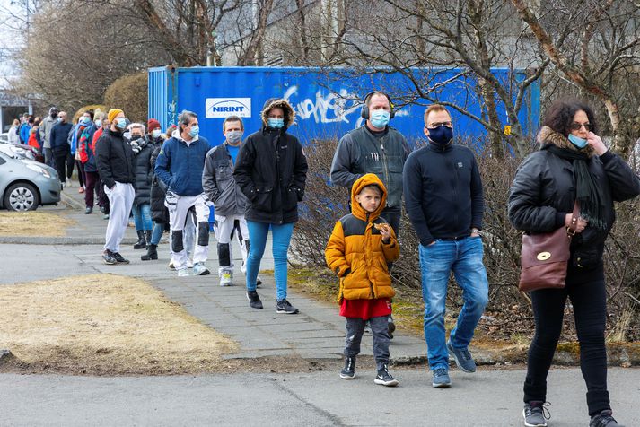 Umboðsmanni barna hefur borist fjöldi ábendinga um að börn þurfi oft að standa úti og bíða lengi eftir að komast í sýnatöku fyrir Covid-19 hjá heilsugæslunni. 