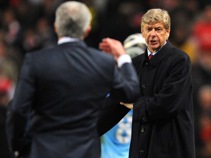 Mark Hughes og Arsene Wenger ræða málin á með leiknum stóð.