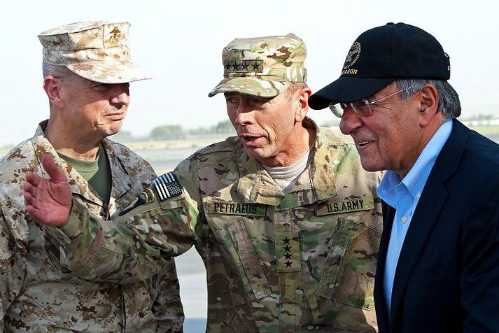 Herforingjarnir John Allen og David Petraeus ásamt varnarmálaráðherranum Leon Penett. Allen tók sumarið 2011 við af Petraeus sem yfirmaður bandaríska herliðsins í Afganistan.