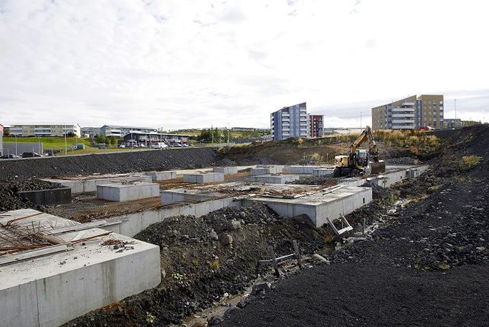 Sökklar að tólf þúsund fermetra verslunarmiðstöð voru steyptir rétt fyrir hrun. Engin þörf er á húsinu og því verður einfaldlega mokað yfir framkvæmdina.