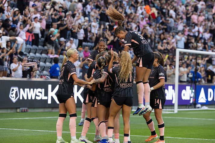 Sveindís Jane Jónsdóttir nýtti stökkkraftinn sinn þegar leikmenn Angel City fögnuðu marki gegn Chicago Stars.