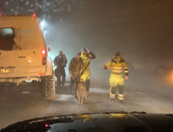 Mikill fjöldi bíla var skilinn eftir á þjóðveginum.