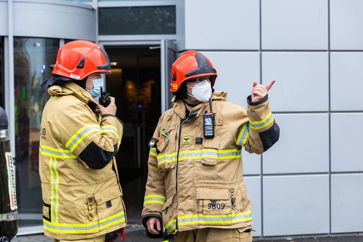 Slökkvilið er nú að skoða aðstæður. Myndin er úr safni frá því að eldur kom upp í Hreyfingu við Glæsibæ árið 2021. 