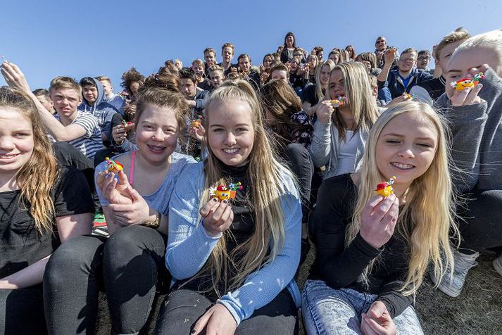 Um fimmtíu nemendur í 9. og 10. bekk í Norðlingaskóla í Reykjavík selja álfinn fyrir SÁÁ og styrkja um leið gott málefni. 
