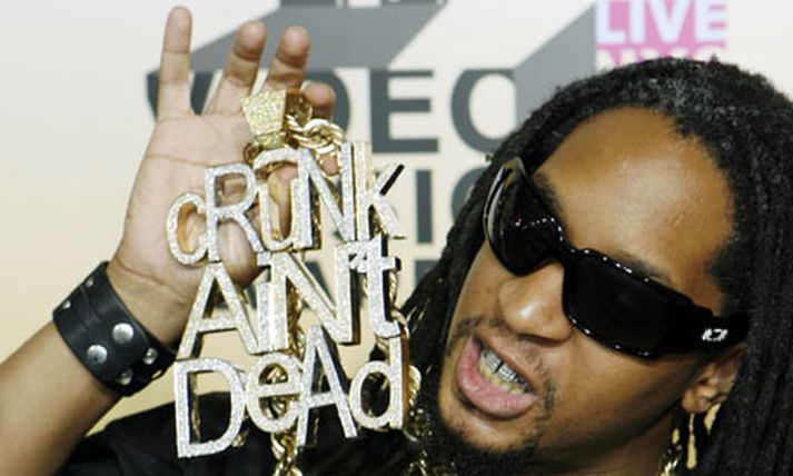 Rapparinn Litli-Jón (e. Lil Jon) með frægt gullskilti sitt, „Crunk ain't dead“ sem ætla má að hafi nær sligað hann.
