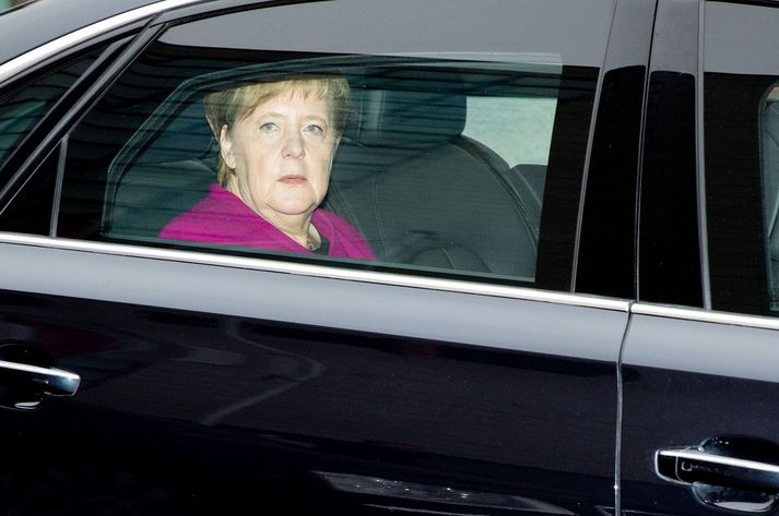 Angela Merkel yfirgefur hér fund forsvarsmanna CDU í morgun, þar sem hún tilkynnti ákvörðun sína.