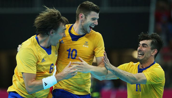 Niclas Ekberg (númer 10) fagnar sigri Svía í undanúrslitunum á ÓL.