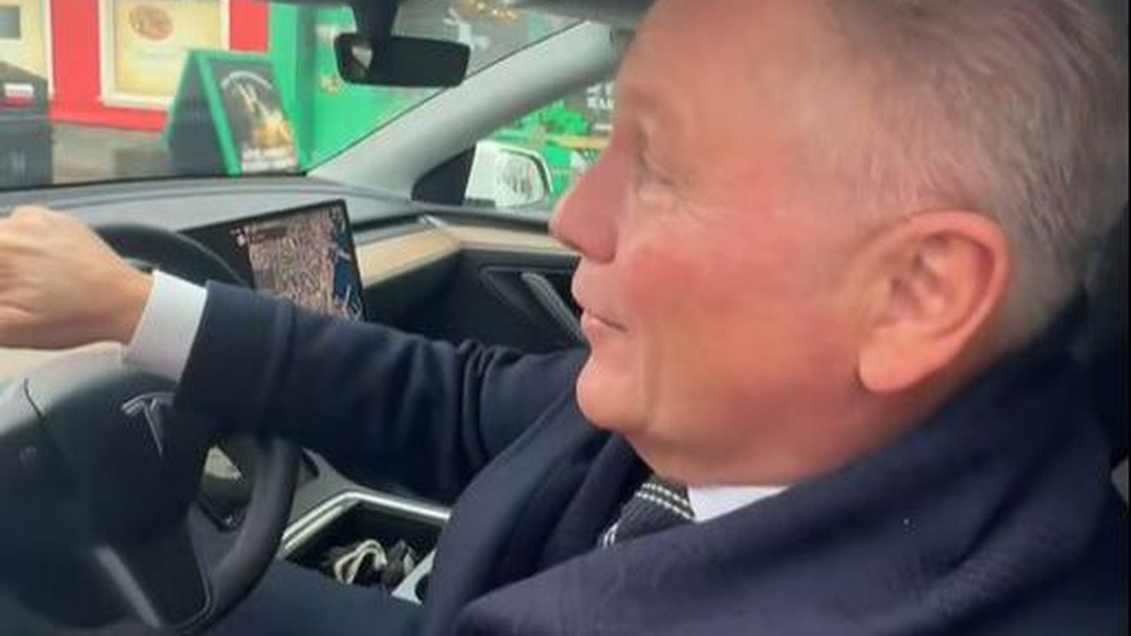 Ekur niður göngu­götu og furðar sig á stæðaleysi