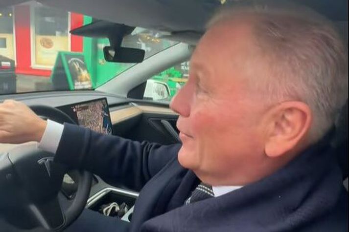 „Það er bara hvergi hægt að finna stæði lengur hér í bænum,“ segir Ari hneykslaður er hann ekur niður göngugötu á nagladekkjum.