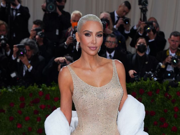 Kim Kardashian var stórglæsileg á Met Gala í gærkvöldi þar sem hún skartaði ljósu hári og klæddist kjól frá Marilyn Monroe. 