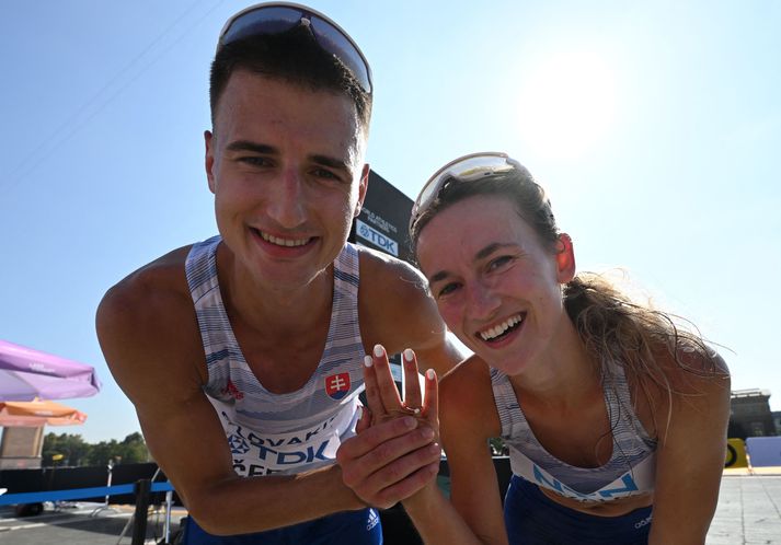 Hin nýtrúlofuðu Dominik Cerny og Hana Burzalova.