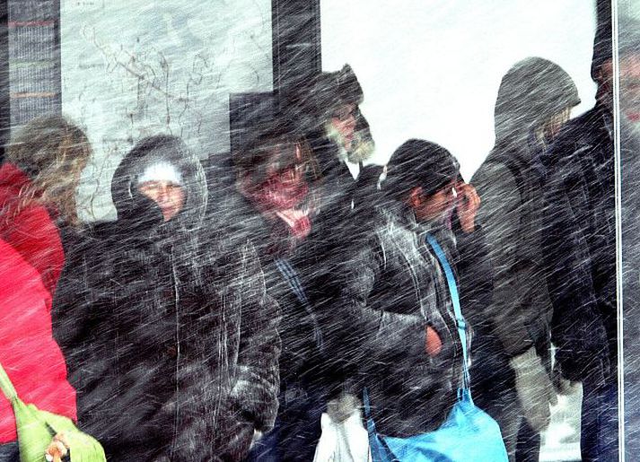 Beðið eftir strætó. Tafir urðu í almenningssamgöngum vegna vetrarveðurs sem gekk yfir landið í gær. Strætó fór út af veginum á Kjalarnesi en enginn meiddist. Að sögn lögreglu urðu tuttugu árekstrar á höfuðborgarsvæðinu seinnipartinn í gær.