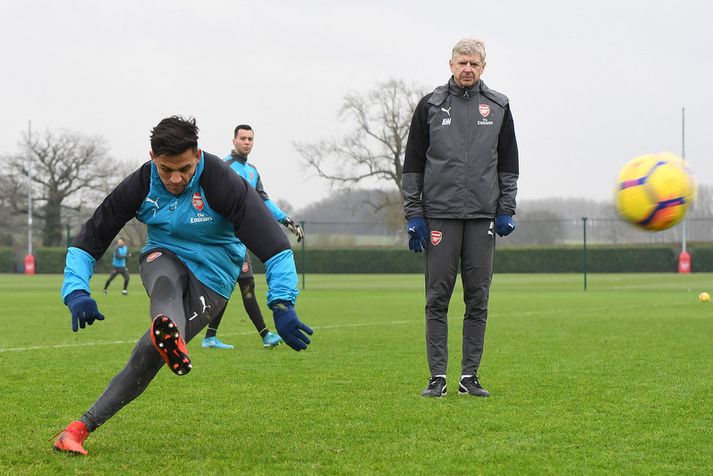 Arsene Wenger fylgist með Alexis Sanchez á æfingu fyrir helgi.