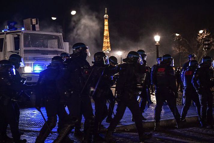 Óeirðalögreglan beitti meðal annars táragasi gegn mótmælendum í París í gær. 