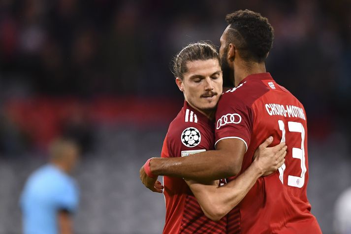 Eric Maxim Choupo-Moting fagnar marki sínu í kvöld með Marcel Sabitzer.