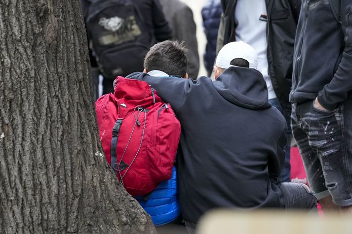 Tveir nemendur liggja þungt haldnir á sjúkrahúsi og fimm til viðbótar verið lagðir inn með skotsár, þar af einn kennari.