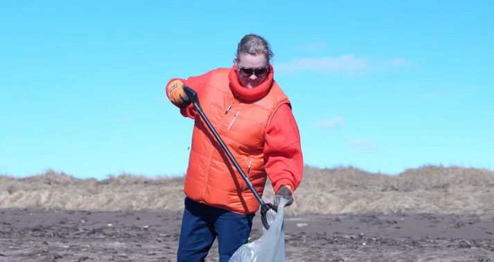 Elín við plokkið í heimabænum Eyrarbakka.