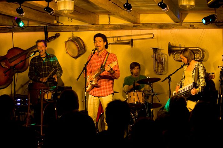 Hljómsveitin Retro Stefson á tónleikum sínum á AIM Festival.