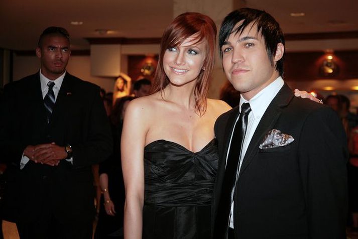 shley segist ánægð með útlit sitt eftir barnsburð og segir húðslit ekki fara fyrir brjóstið á eiginmanni sínum, Pete Wentz.