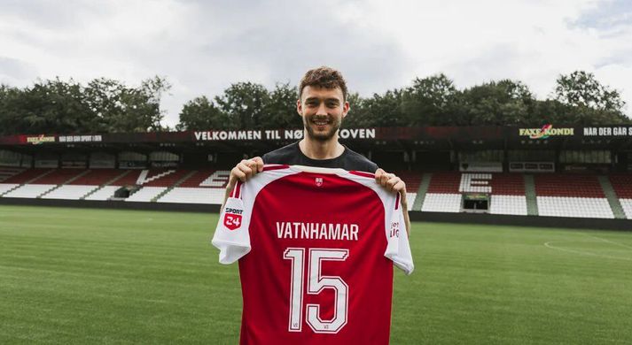 Gunnar heldur hér á treyju Vejle.