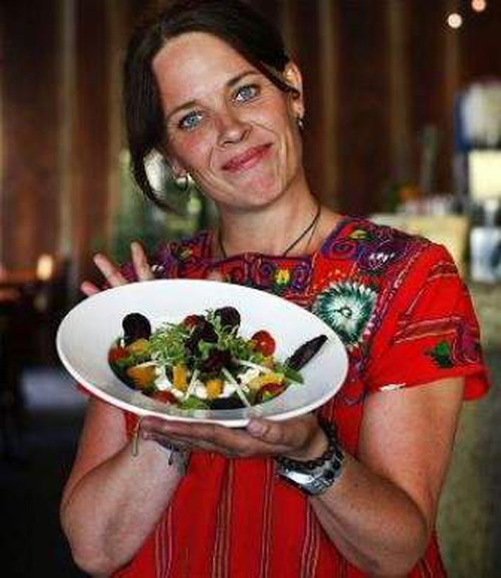María Hjálmtýsdóttir er pirruð. Alþjóðlegi matvælarisinn Santa Maria hamast nú á matsölustaðnum á Laugaveginum og meinar honum að heita Santa María. Fréttablaðið/Stefán