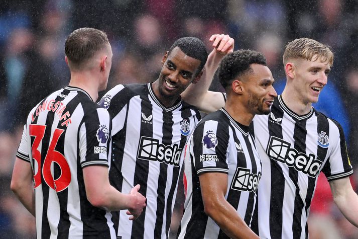 Alexander Isak fagnar marki sínu fyrir Newcastle United en hann hafði áður klúðrað vítaspyrnu.