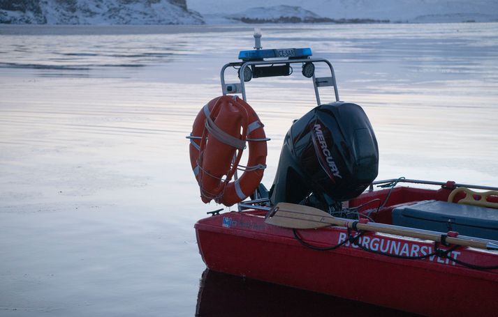 Miðað við fyrirliggjandi veðurspá er útlit fyrir að veðurskilyrði til þess að hefja aðgerðir við að ná flugvélinni sem fannst á botni Þingvallavatns í nótt upp á yfirborðið verði ekki til staðar fyrr en í seint í þessari viku.