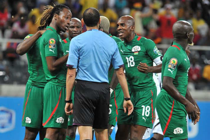 Leikmenn Búrkína Fasó voru ekki sáttir við Túnisann Slim Jdidi.